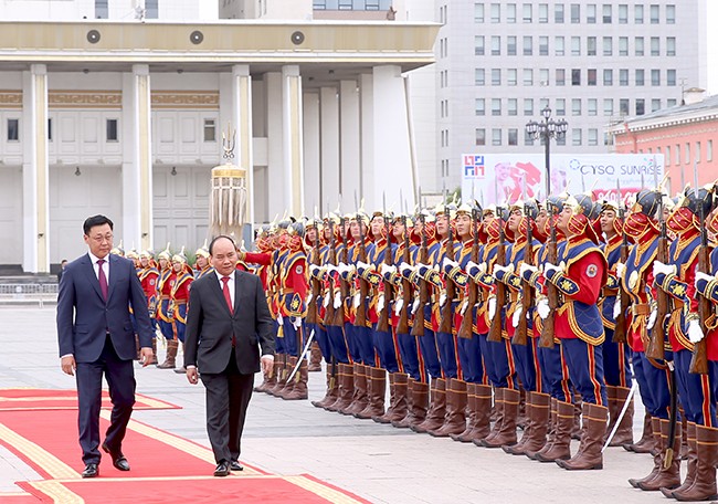 Премьер Вьетнама прибыл в Улан-Батор, начав официальный визит в Монголию - ảnh 1